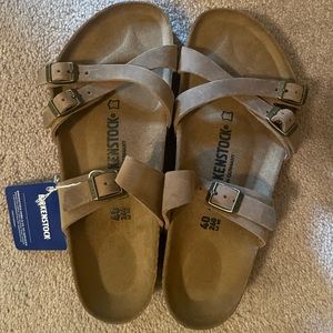 Birkenstock, size 40 which is around a 8.5 in womens.